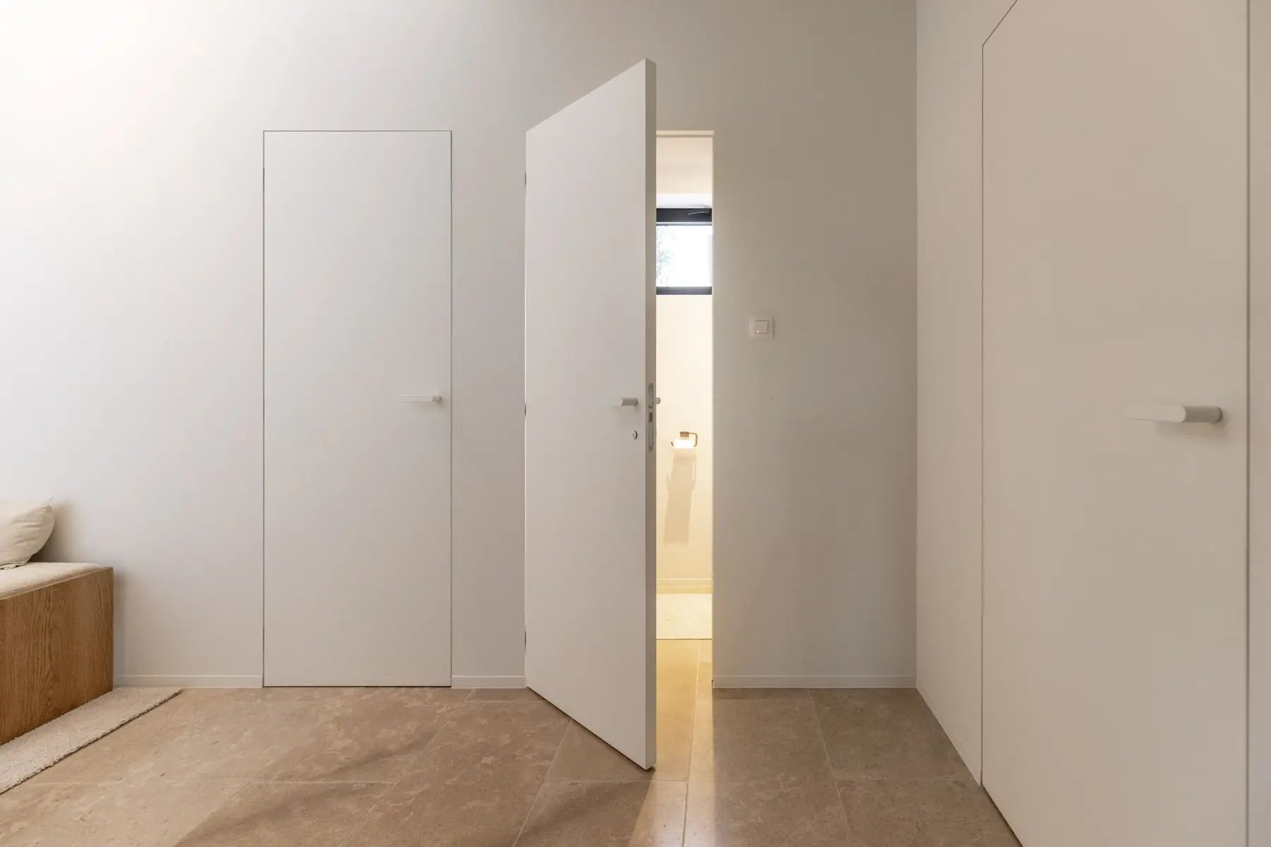 Binnendeur op maat met vlakke omlijsting in een licht interieur