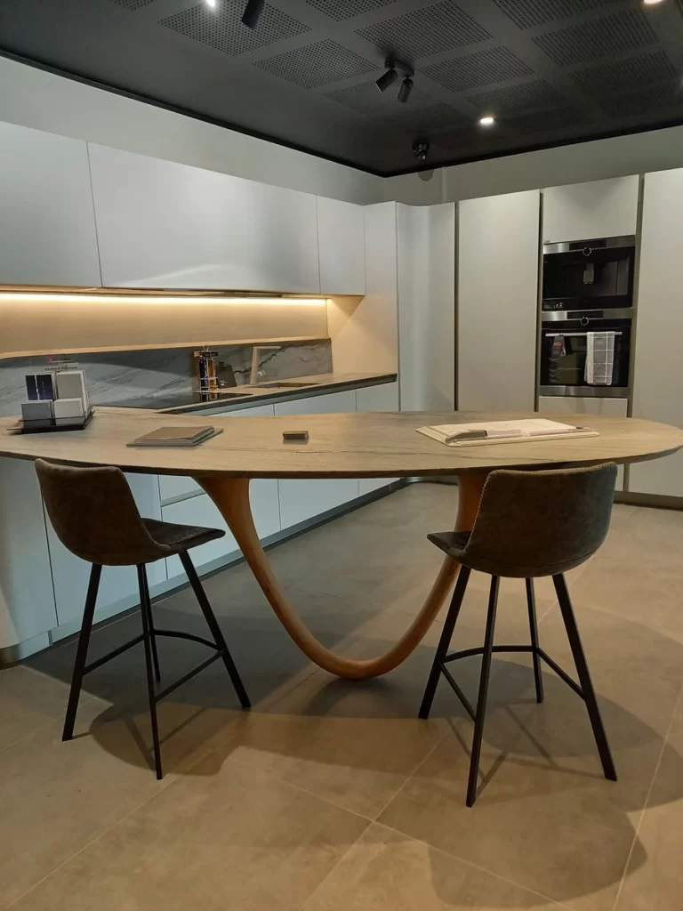 Snaidero Ola-keuken ontworpen door Pininfarina, gebogen blad op een massief houten poot, showroom Beersel
