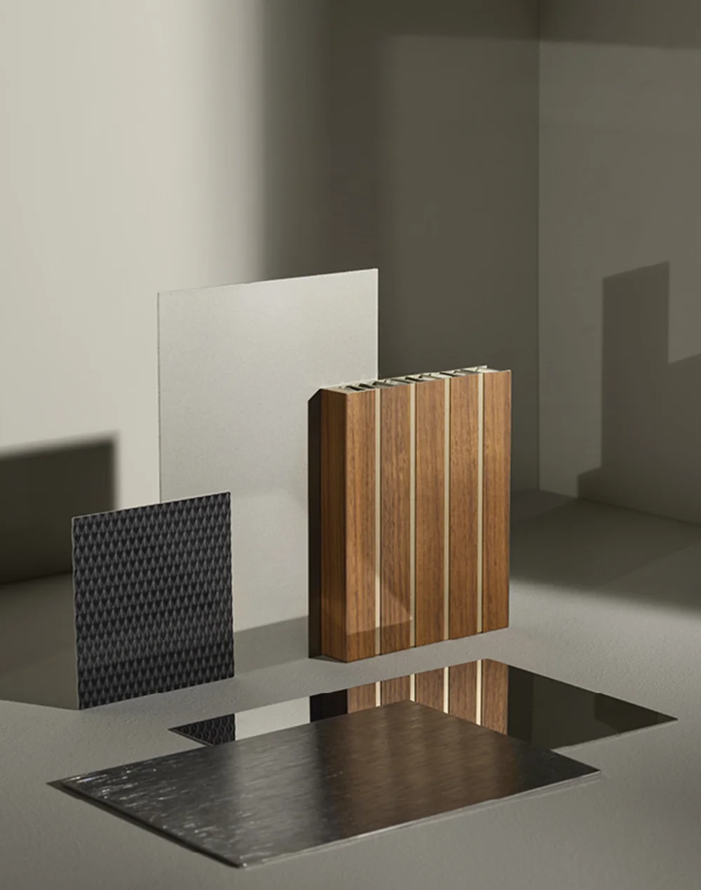 Blok in gecanneleerd notenhout met metalen inlegwerk, geborsteld inox en getextureerd paneel