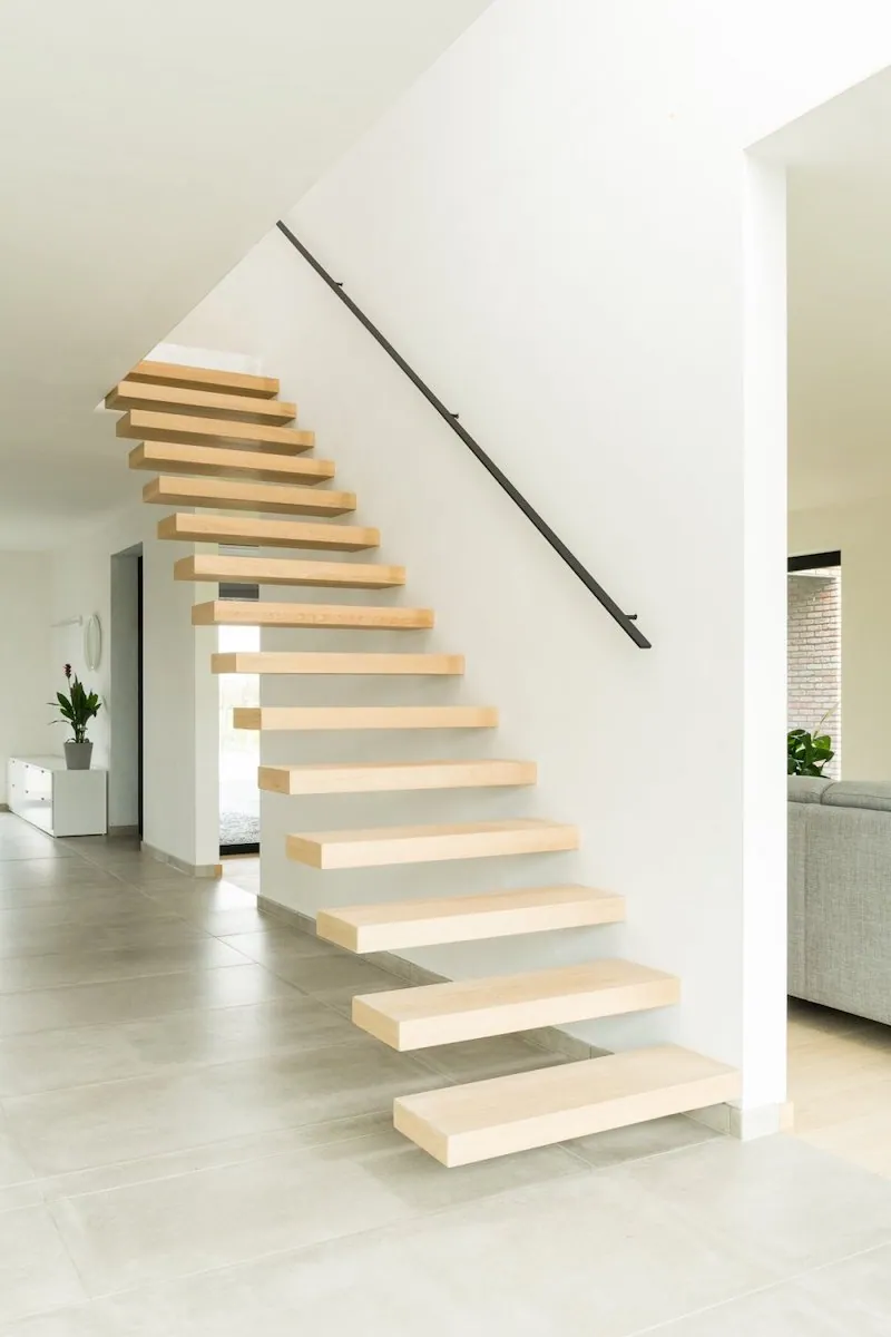 Zwevende trap in massief eikenhout